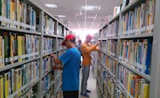 体育学院组织青年志愿者开展美化校园活动