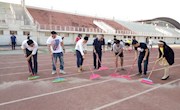 校运会进行时，体院师生在行动——记体育学院师生打扫田径场