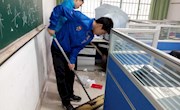 心怀感恩，奉献他人——体院贫困生义务打扫学院大办公室