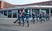 体育学院联合兄弟学院开展升国旗仪式